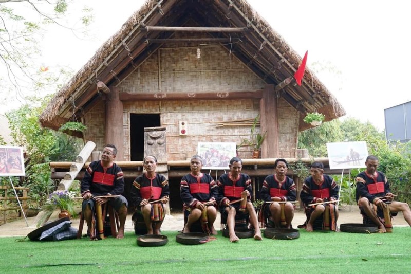 Đoàn nghệ nhân tỉnh Đắk Lắk trình diễn nhạc cụ truyền thống